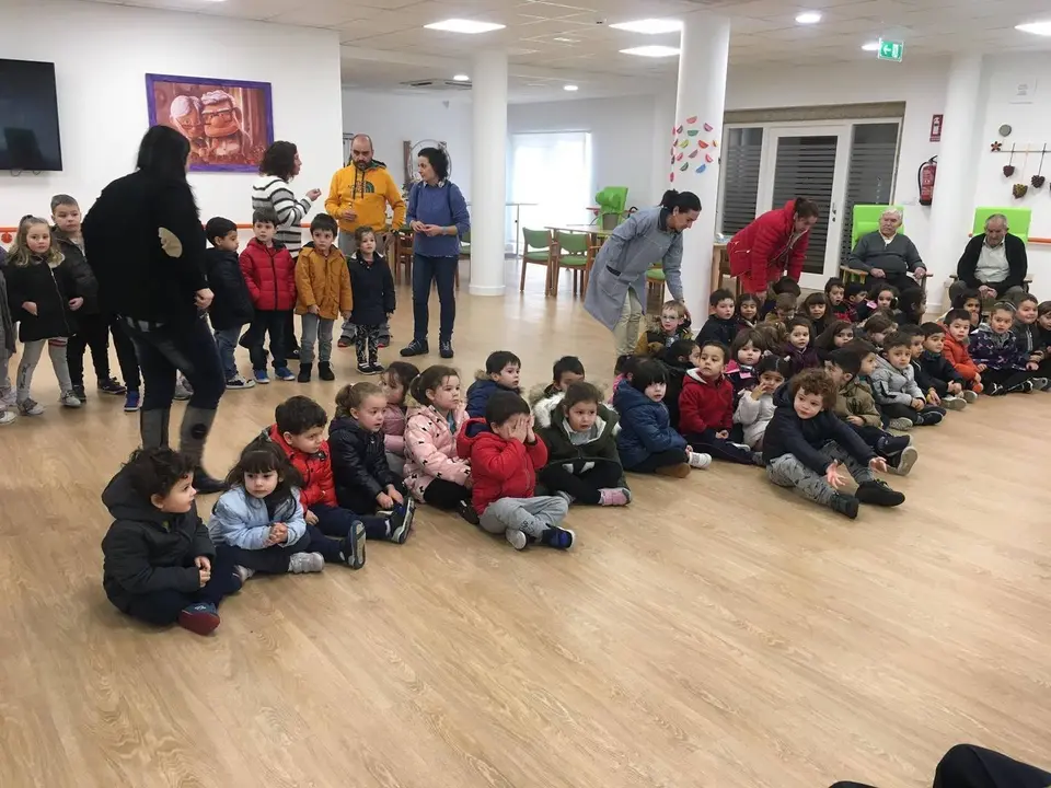 As cativas e os cativos do CEIP Amaro Refojo no centro de d&iacute;a Raiola