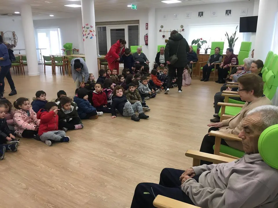 As cativas e os cativos do CEIP Amaro Refojo no centro de d&iacute;a Raiola