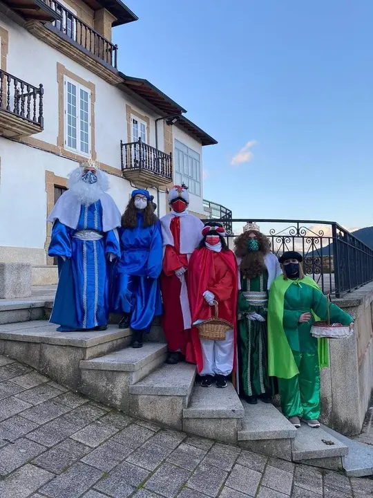 As s&uacute;as maxestades, na Praza da Picota lazana.