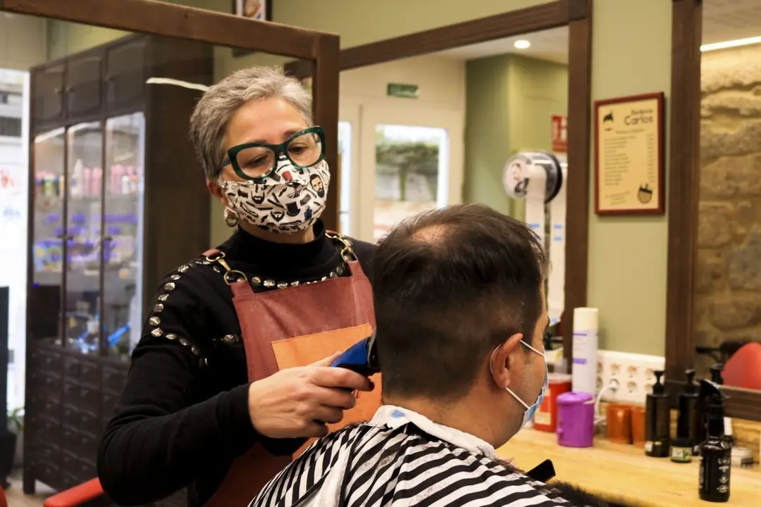 Elisa G&oacute;mez, peluquera en barber&iacute;a "Carlos".