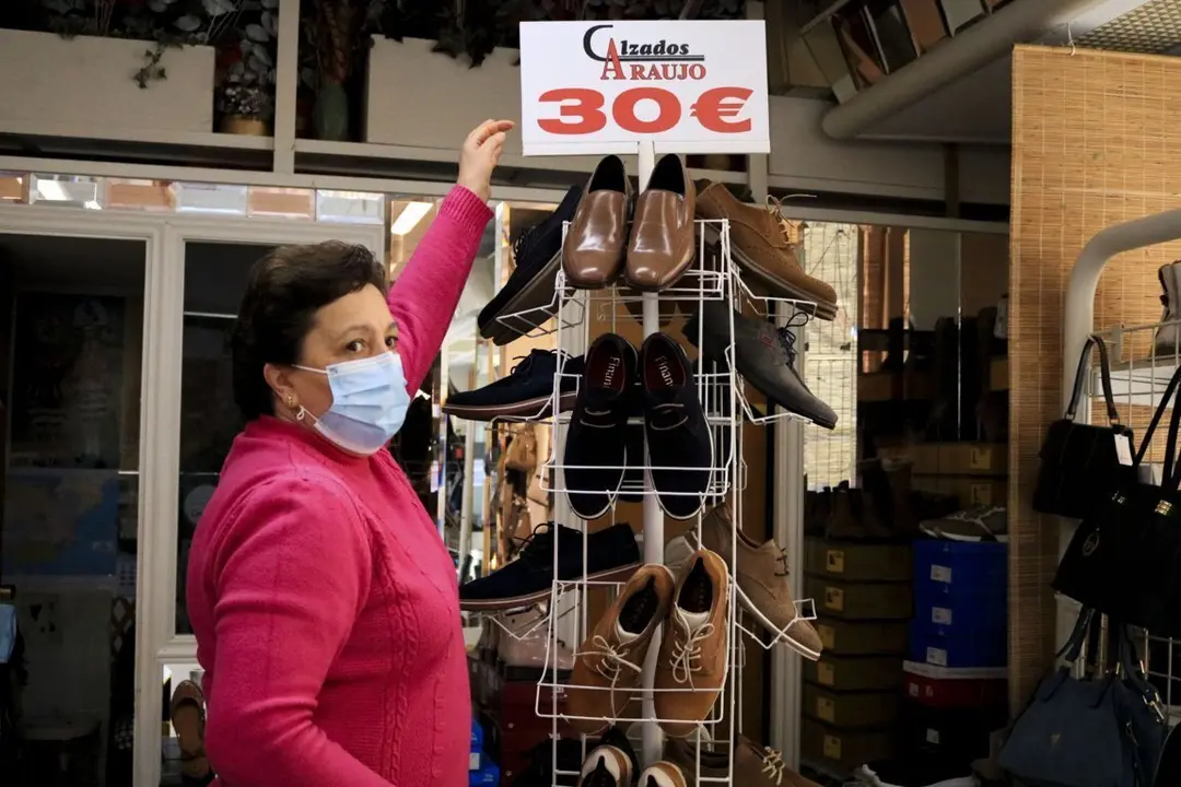 Josefa Araujo, en su tienda de zapatos.