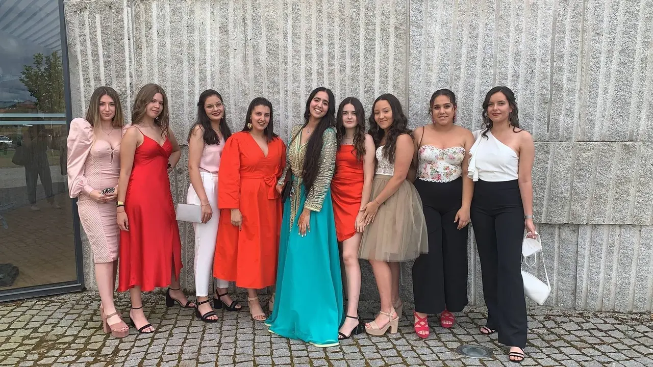 Algunhas das asistentes &aacute; cerimonia de graduaci&oacute;n do IES Xes&uacute;s Taboada. | FOTO: Mar&iacute;a Dap&iacute;a.