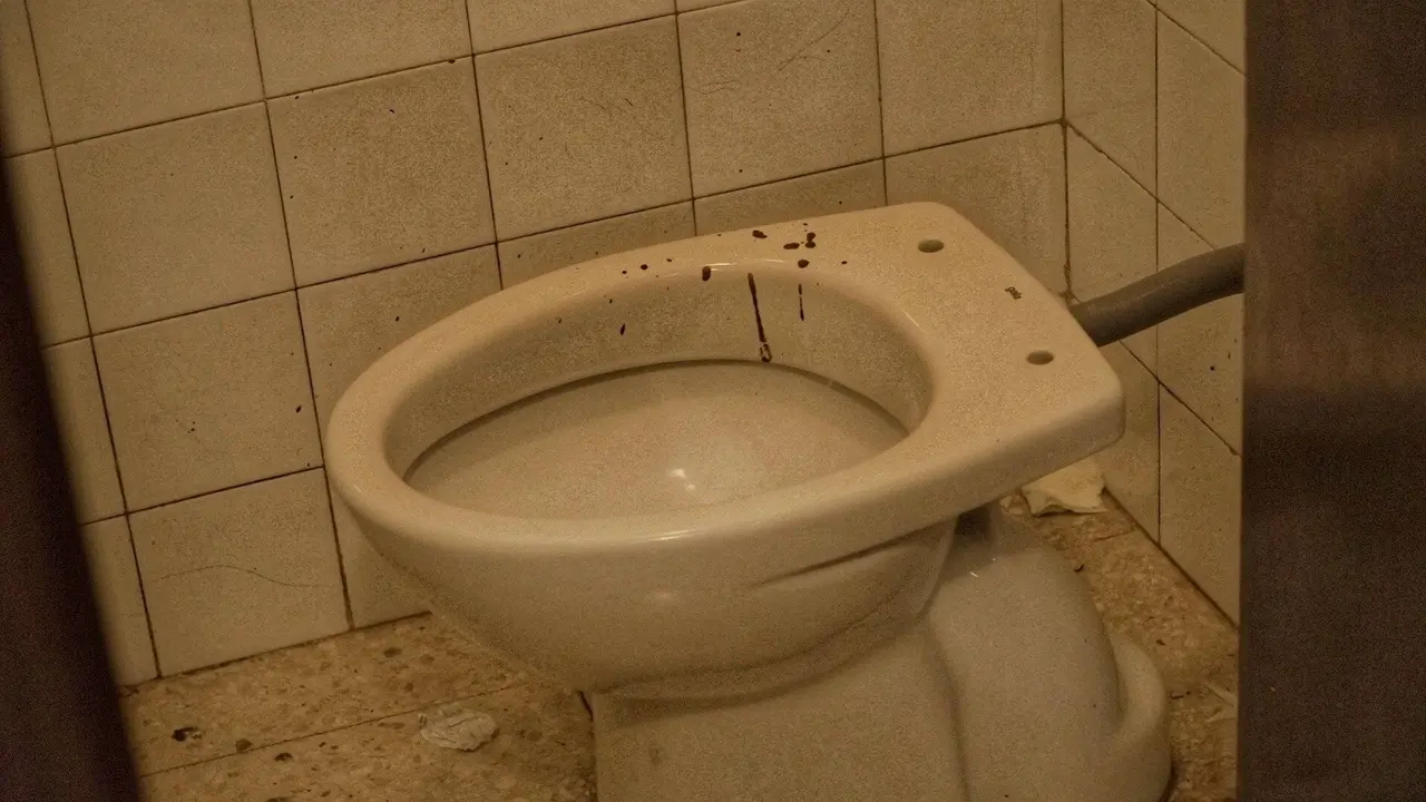 Estado dos ba&ntilde;os da estaci&oacute;n de Ver&iacute;n. | FOTO: Iv&aacute;n Iglesias.