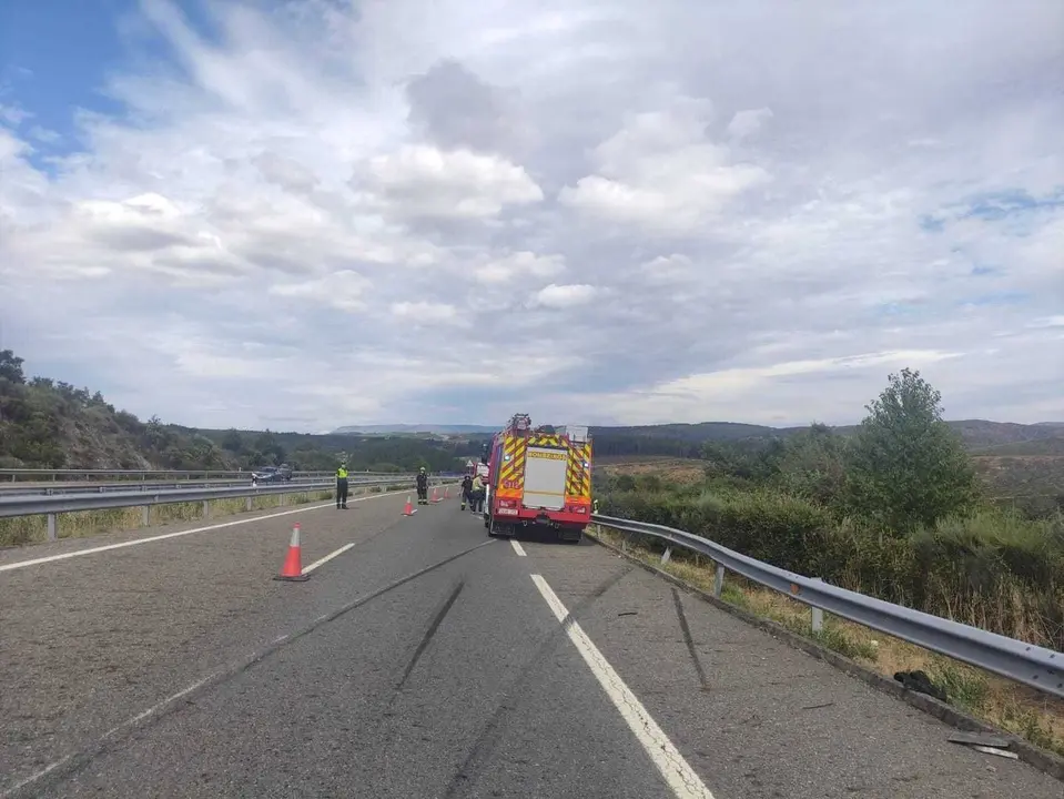 Accidente de autocaravana en el p. k. 139 de la A - 52, en Ri&oacute;s. | FOTO: M. Ceballos.