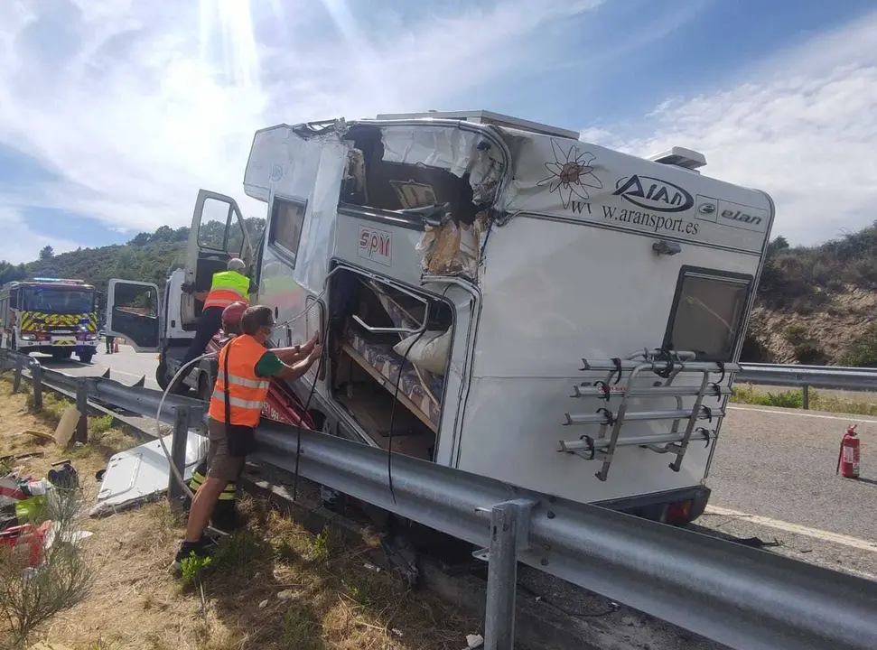 Accidente de autocaravana en el p. k. 139 de la A - 52, en Ri&oacute;s. | FOTO: M. Ceballos.