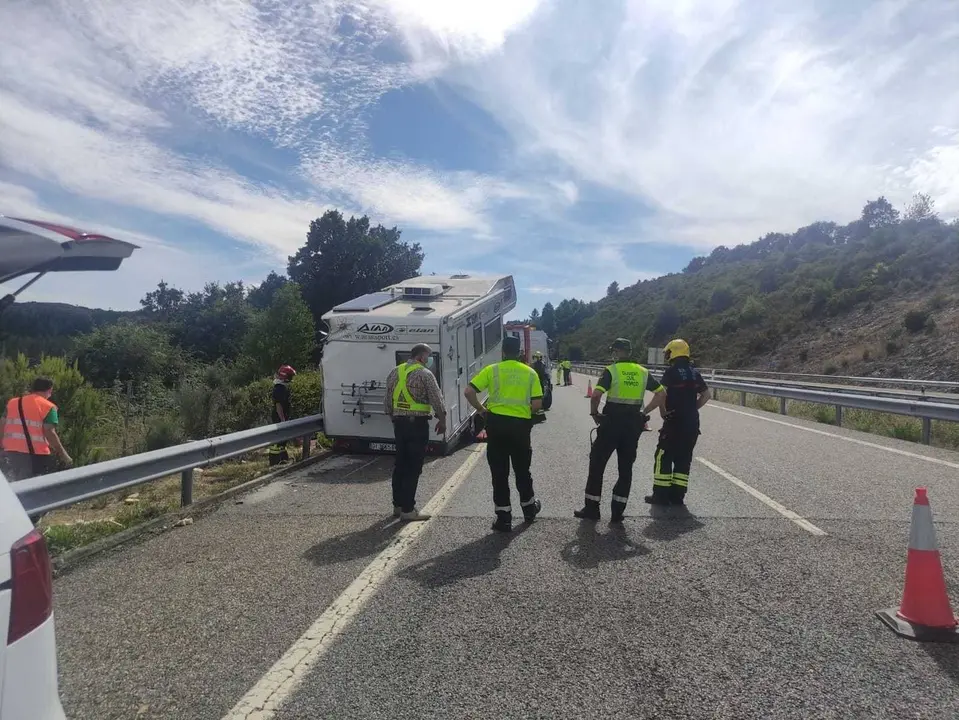 Accidente de autocaravana en el p. k. 139 de la A - 52, en Ri&oacute;s. | FOTO: M. Ceballos.
