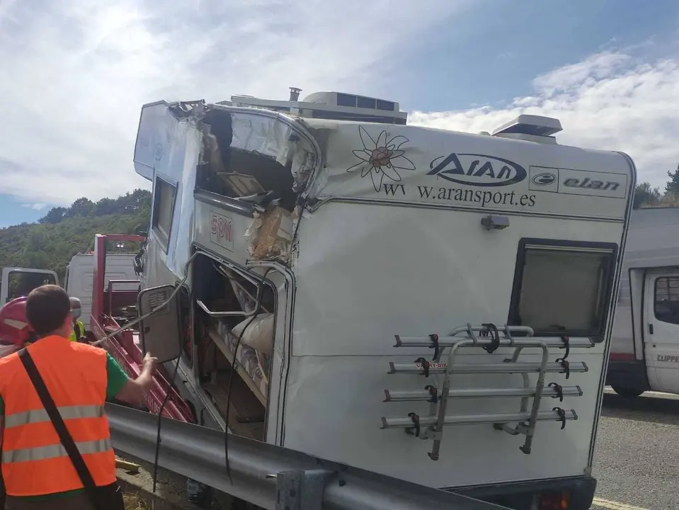 Accidente de autocaravana en el p. k. 139 de la A - 52, en Ri&oacute;s. | FOTO: M. Ceballos.