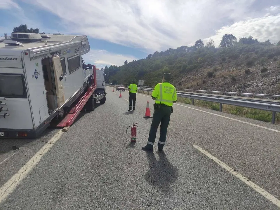 Accidente de autocaravana en el p. k. 139 de la A - 52, en Ri&oacute;s. | FOTO: M. Ceballos.