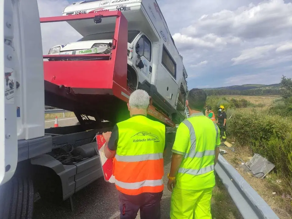 Accidente de autocaravana en el p. k. 139 de la A - 52, en Ri&oacute;s. | FOTO: M. Ceballos.