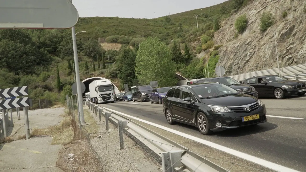 Atasco na A-52, &aacute; altura de Lubi&aacute;n.