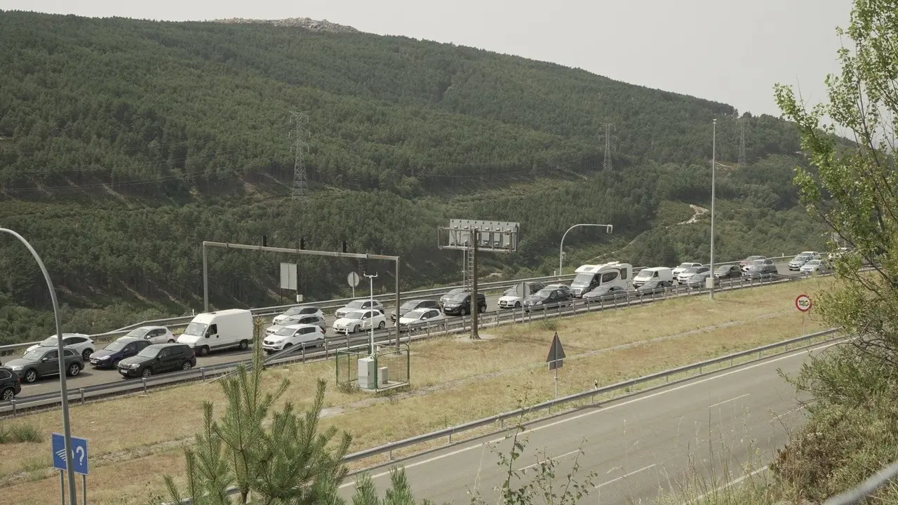 Atasco na A-52, &aacute; altura de Lubi&aacute;n.