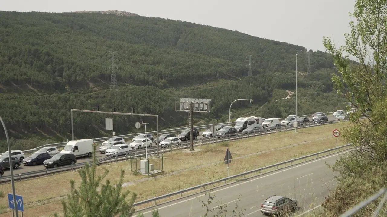 Atasco na A-52, &aacute; altura de Lubi&aacute;n.