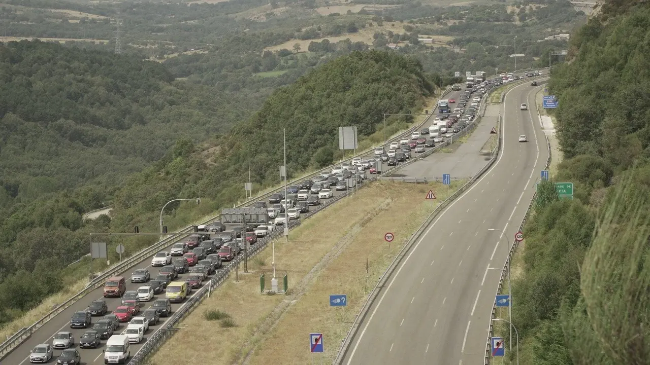 Atasco na A-52, &aacute; altura de Lubi&aacute;n.
