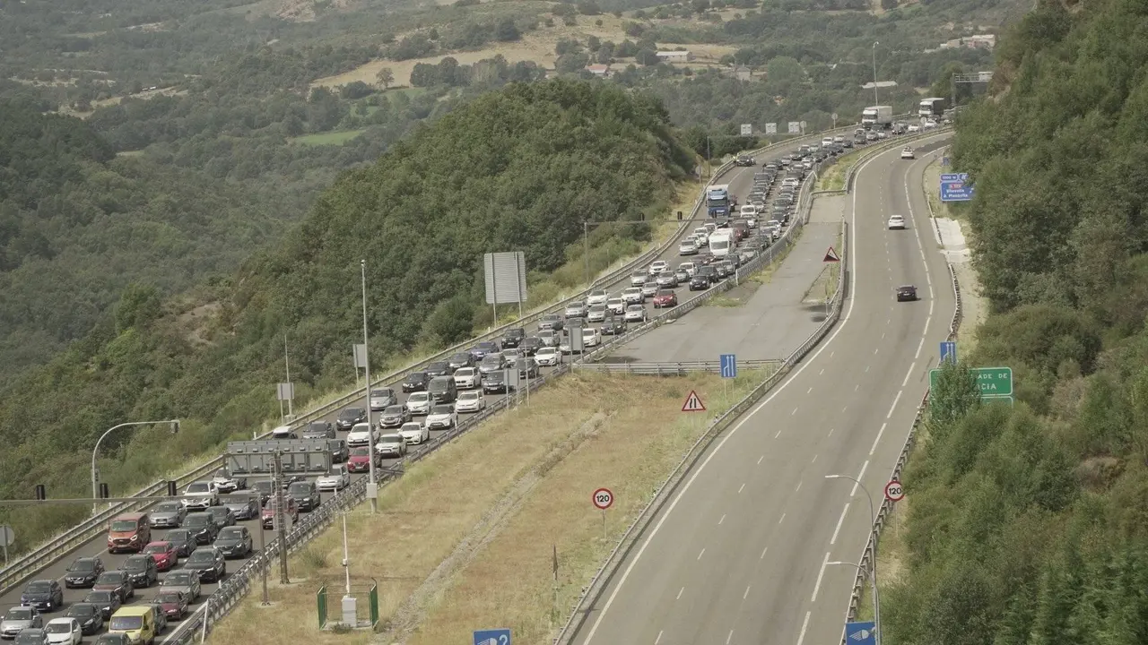Atasco na A-52, &aacute; altura de Lubi&aacute;n.