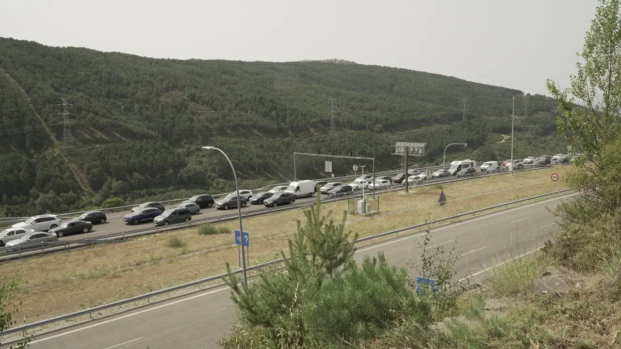 Atasco na A-52, &aacute; altura de Lubi&aacute;n.