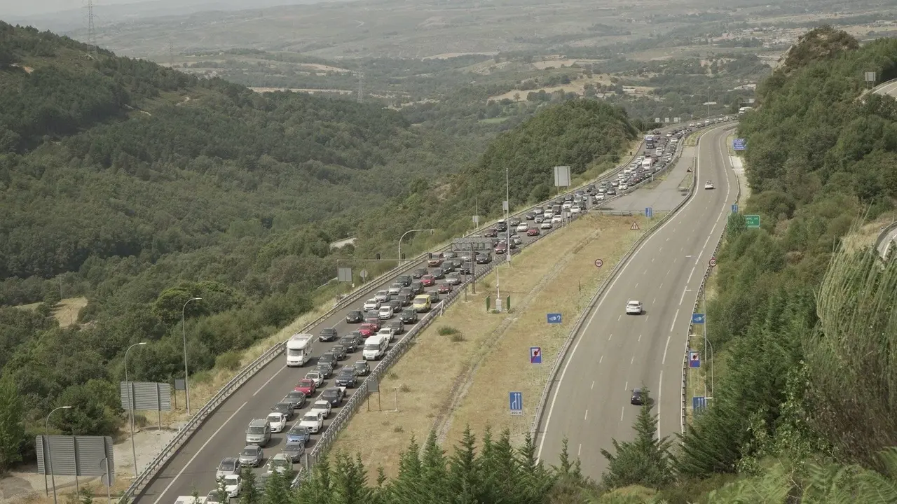 Atasco na A-52, &aacute; altura de Lubi&aacute;n.
