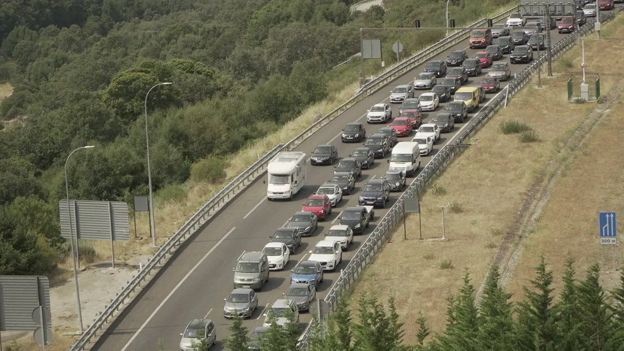 Atasco na A-52, &aacute; altura de Lubi&aacute;n.
