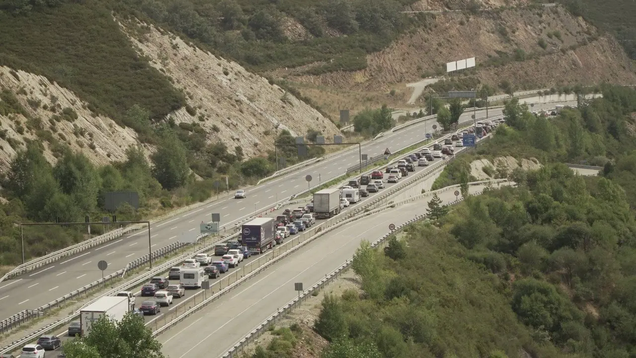 Atasco na A-52, &aacute; altura de Lubi&aacute;n.
