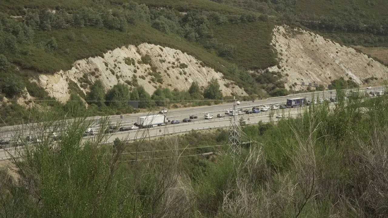 Atasco na A-52, &aacute; altura de Lubi&aacute;n.