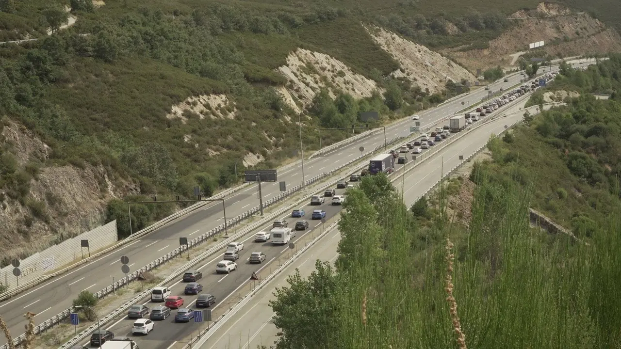 Atasco na A-52, &aacute; altura de Lubi&aacute;n.