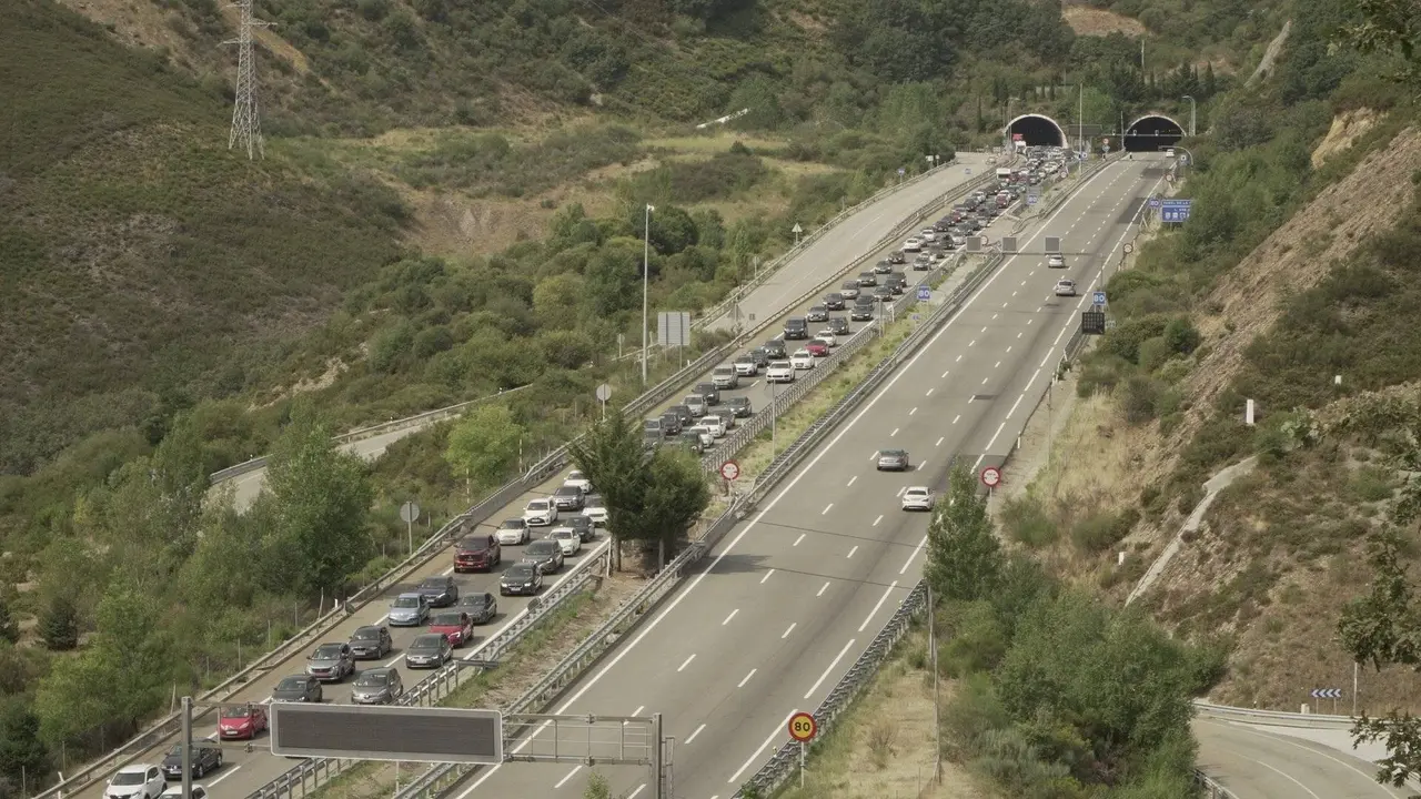 Atasco na A-52, &aacute; altura de Lubi&aacute;n.