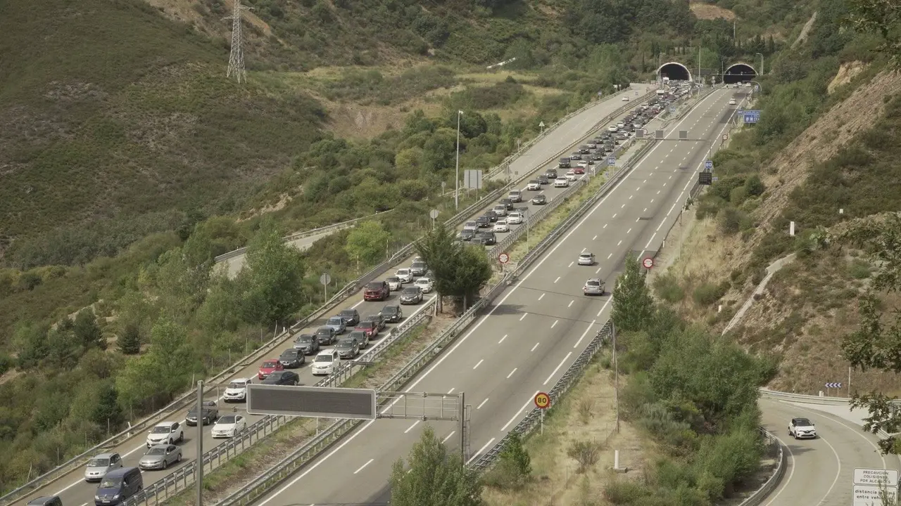 Atasco na A-52, &aacute; altura de Lubi&aacute;n.