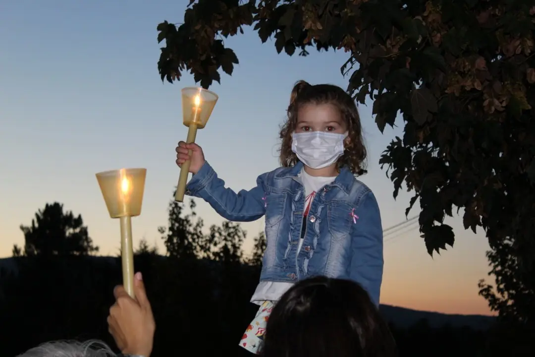 La peque&ntilde;a Candela no se quiso perder el Rosario de las Antorchas. | FOTO: Xos&eacute; Lois Colmenero.