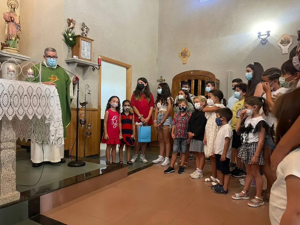 Don Ra&uacute;l, nun dos actos da s&uacute;a despedida cos seus alumnos de catequese no Rosal.