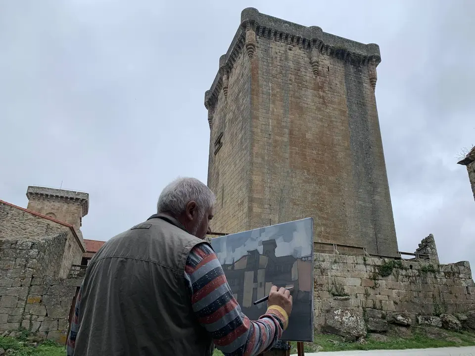 Uno de los artistas participantes en el Concurso de Pintura R&aacute;pida de Monterrei. | FOTO: M. D.