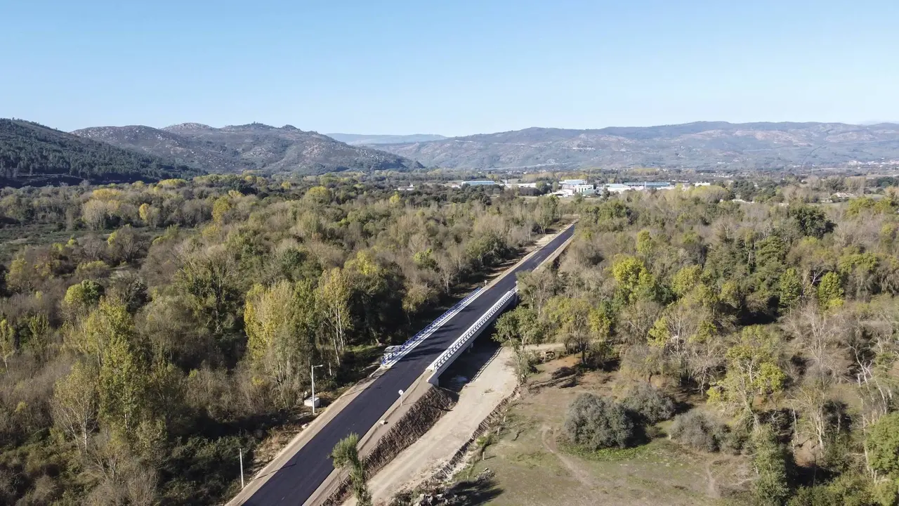 Asfaltado da ponte de Queiz&aacute;s.