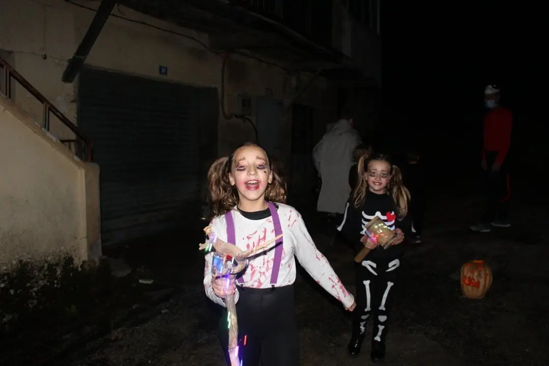 Entre os figurantes estaban tam&eacute;n estas d&uacute;as cativas, moi metidas no seu papel. | FOTO: Xos&eacute; Lois Colmenero.