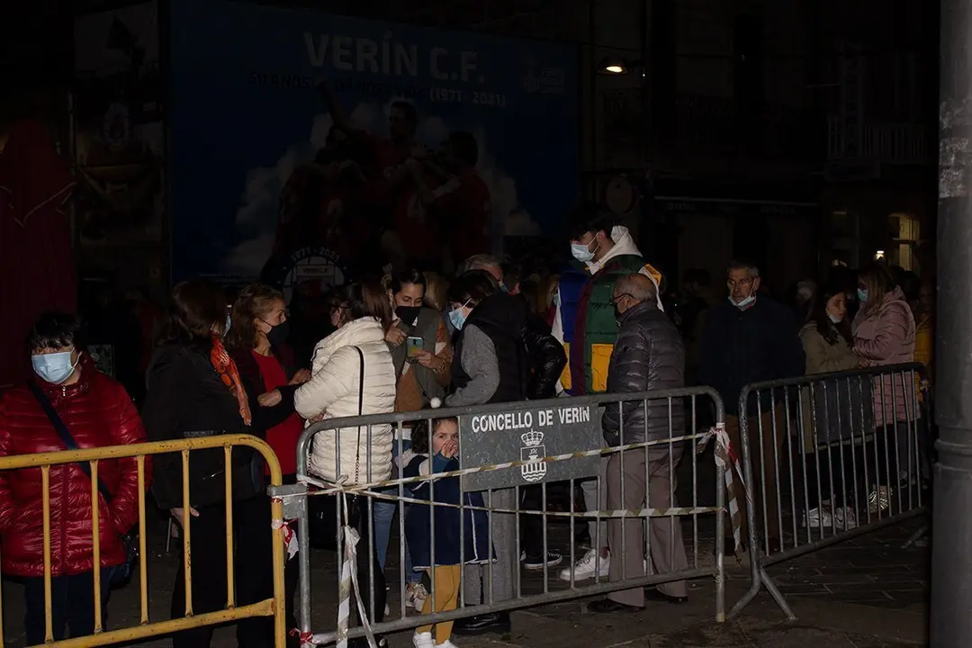 Xente facendo cola para recoller castallas asadas no Magosto de Ver+&iexcl;n