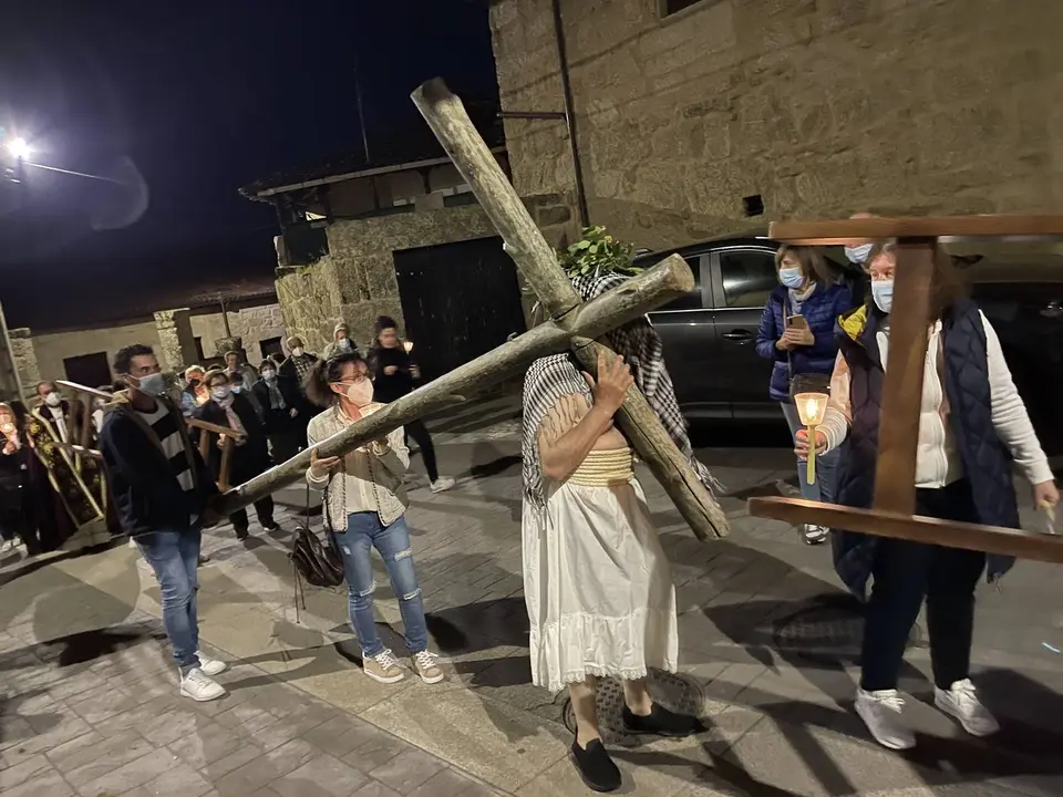 En O&iacute;mbra pudo verse este Jueves Santo la representaci&oacute;n de Jesucristo con la cruz a cuestas camino del Calvario. | FOTO: Iv&aacute;n Iglesias.