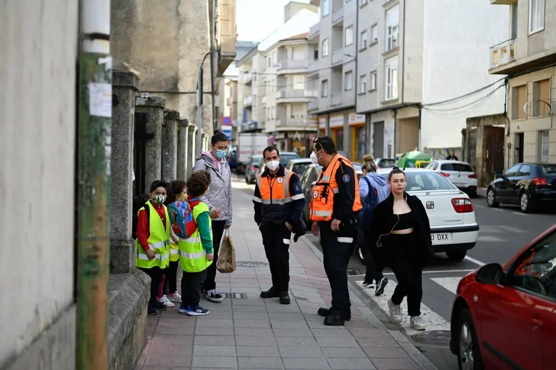 Alumnos do Amaro Refojo, na sa&iacute;da ao r&iacute;o T&aacute;mega para retirar residuos. | FOTO: Noelia Caseiro.