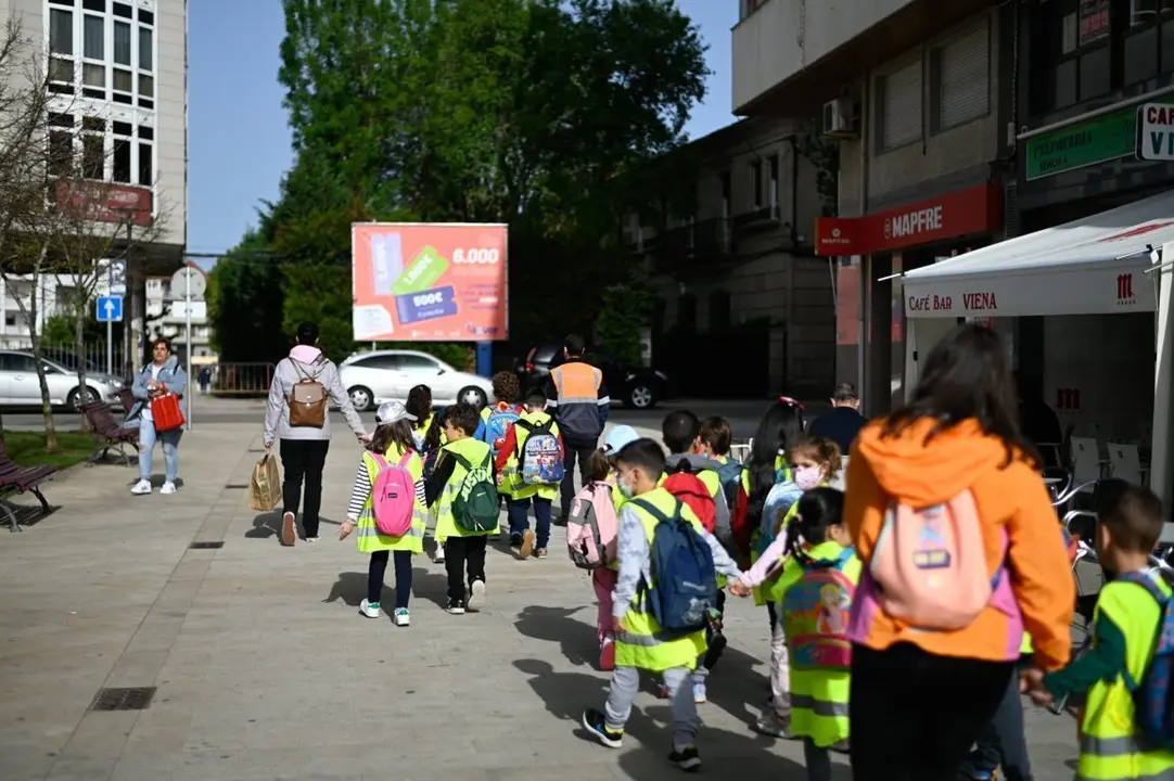 Alumnos do Amaro Refojo, na sa&iacute;da ao r&iacute;o T&aacute;mega para retirar residuos. | FOTO: Noelia Caseiro.