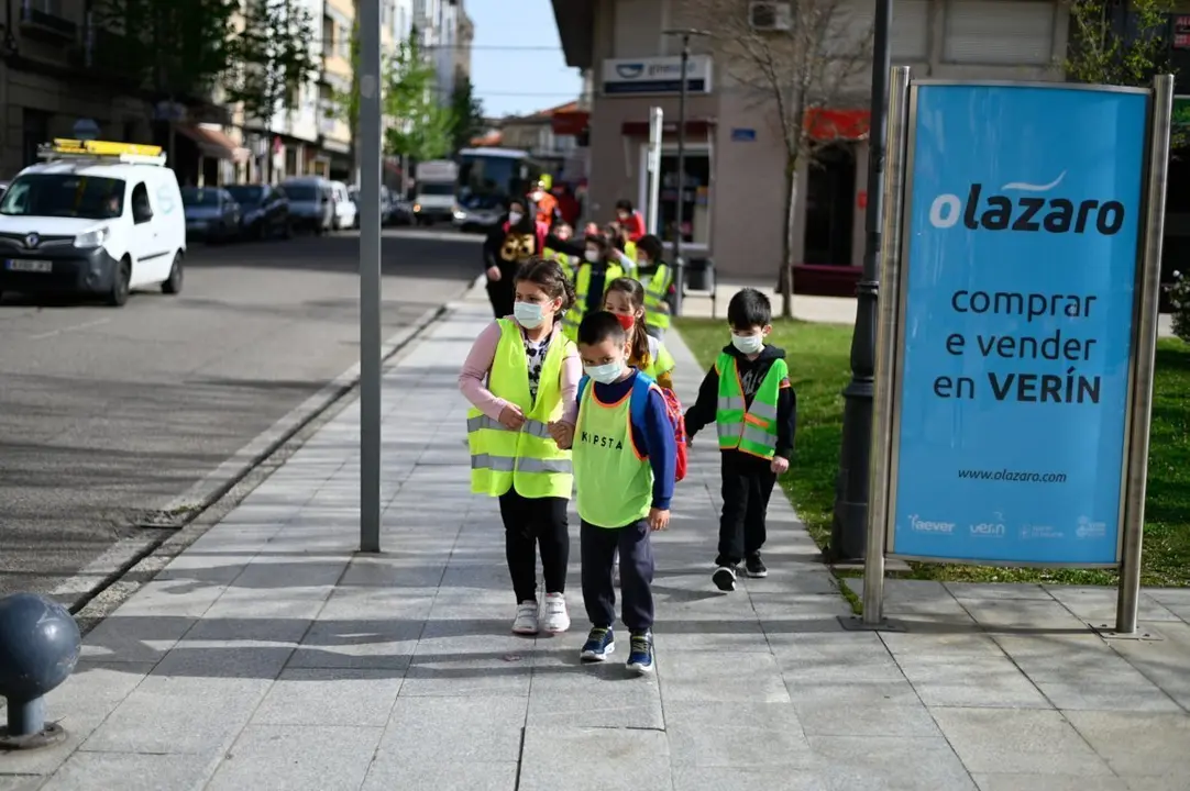 Alumnos do Amaro Refojo, na sa&iacute;da ao r&iacute;o T&aacute;mega para retirar residuos. | FOTO: Noelia Caseiro.