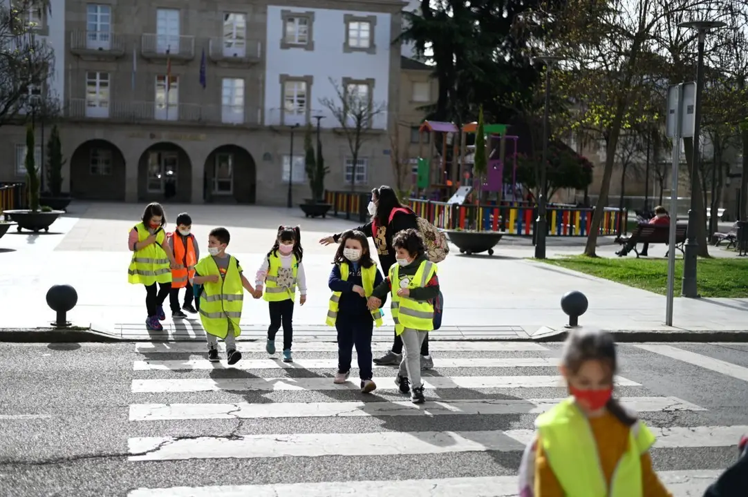 Alumnos do Amaro Refojo, na sa&iacute;da ao r&iacute;o T&aacute;mega para retirar residuos. | FOTO: Noelia Caseiro.