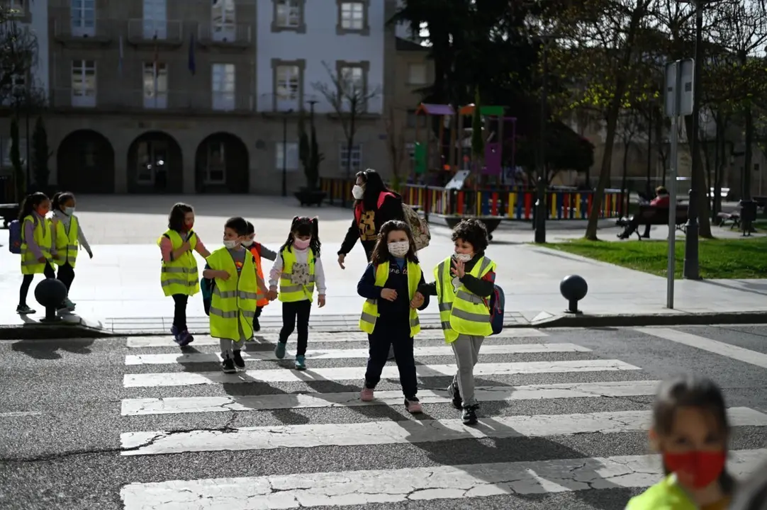 Alumnos do Amaro Refojo, na sa&iacute;da ao r&iacute;o T&aacute;mega para retirar residuos. | FOTO: Noelia Caseiro.