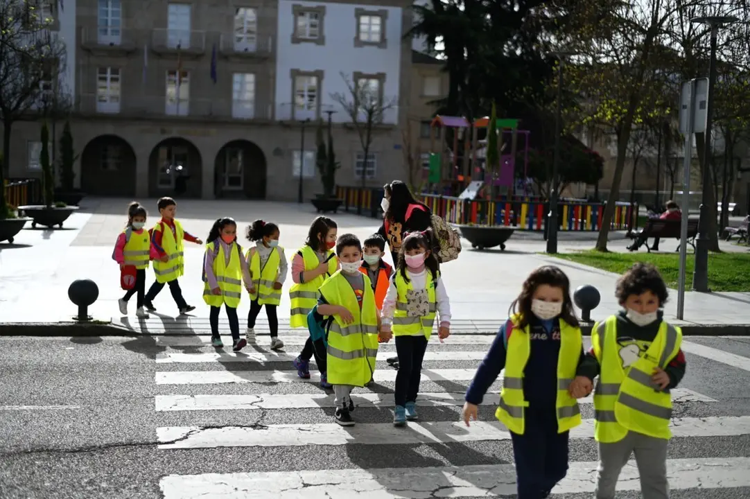 Alumnos do Amaro Refojo, na sa&iacute;da ao r&iacute;o T&aacute;mega para retirar residuos. | FOTO: Noelia Caseiro.