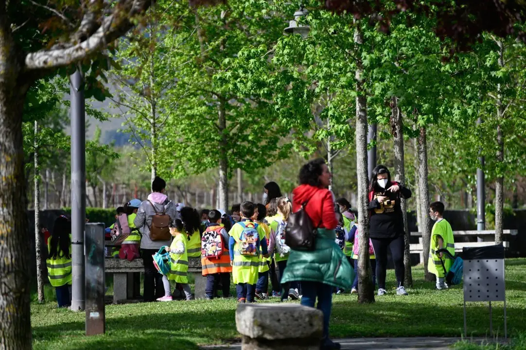 Alumnos do Amaro Refojo, na sa&iacute;da ao r&iacute;o T&aacute;mega para retirar residuos. | FOTO: Noelia Caseiro.