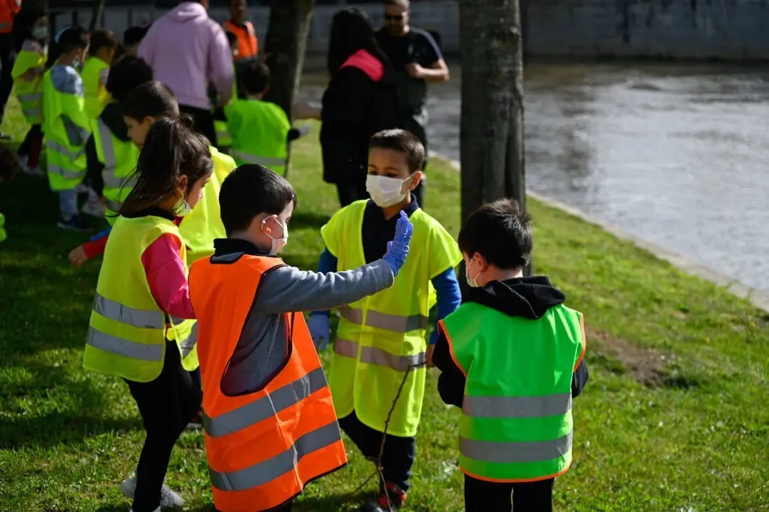 Alumnos do Amaro Refojo, na sa&iacute;da ao r&iacute;o T&aacute;mega para retirar residuos. | FOTO: Noelia Caseiro.