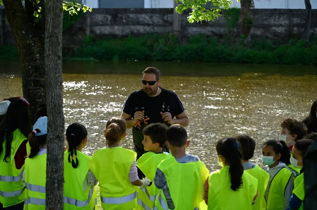 Alumnos do Amaro Refojo, na sa&iacute;da ao r&iacute;o T&aacute;mega para retirar residuos. | FOTO: Noelia Caseiro.