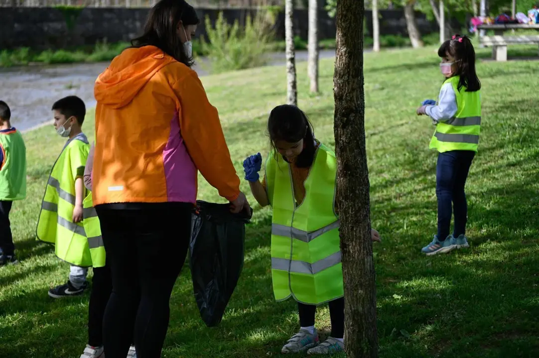 Alumnos do Amaro Refojo, na sa&iacute;da ao r&iacute;o T&aacute;mega para retirar residuos. | FOTO: Noelia Caseiro.