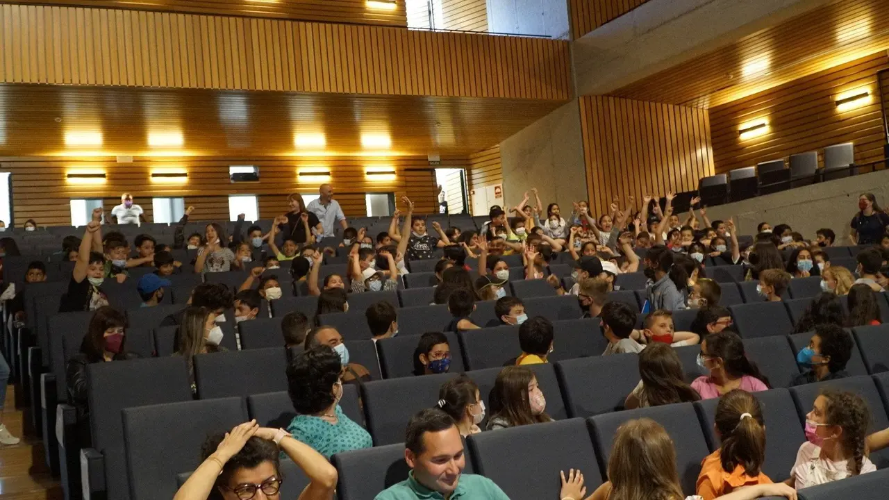 Case medio milleiro de alumnos dos centros da comarca asistiron, este venres, ao espect&aacute;culo "Musilandia". | FOTO: Iv&aacute;n Iglesias.