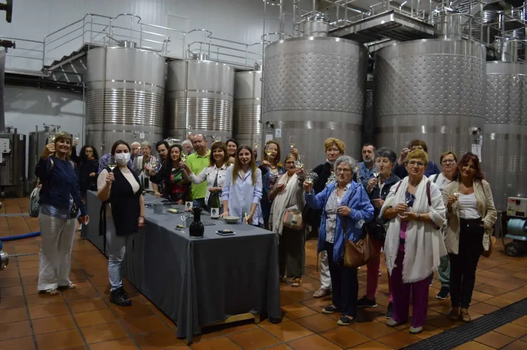Participantes de la actividad "Bus do Vi&ntilde;o", en una de las bodegas participantes en el programa.