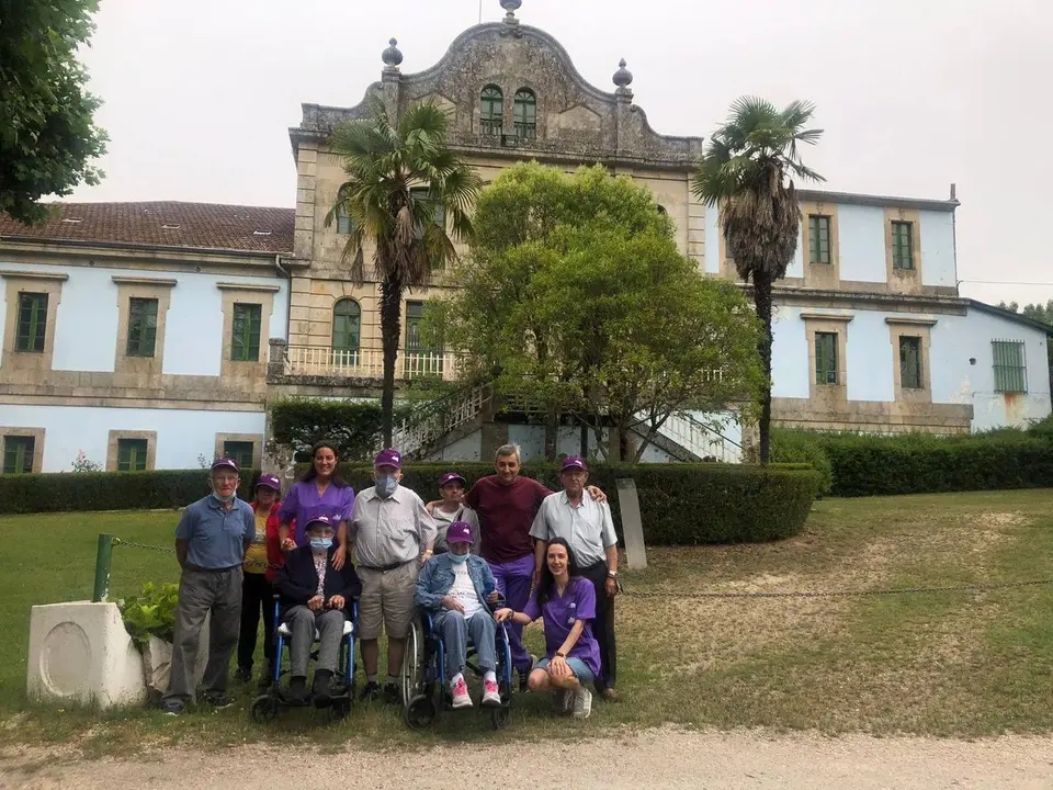 Un grupo de usuarios do centro de d&iacute;a, &aacute;s portas do hotel de Cabreiro&aacute;.