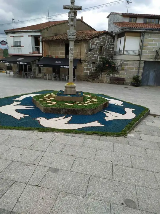 Na Praza do Cruceiro de Vilardev&oacute;s quedaron debuxadas &aacute;s pombas da paz.