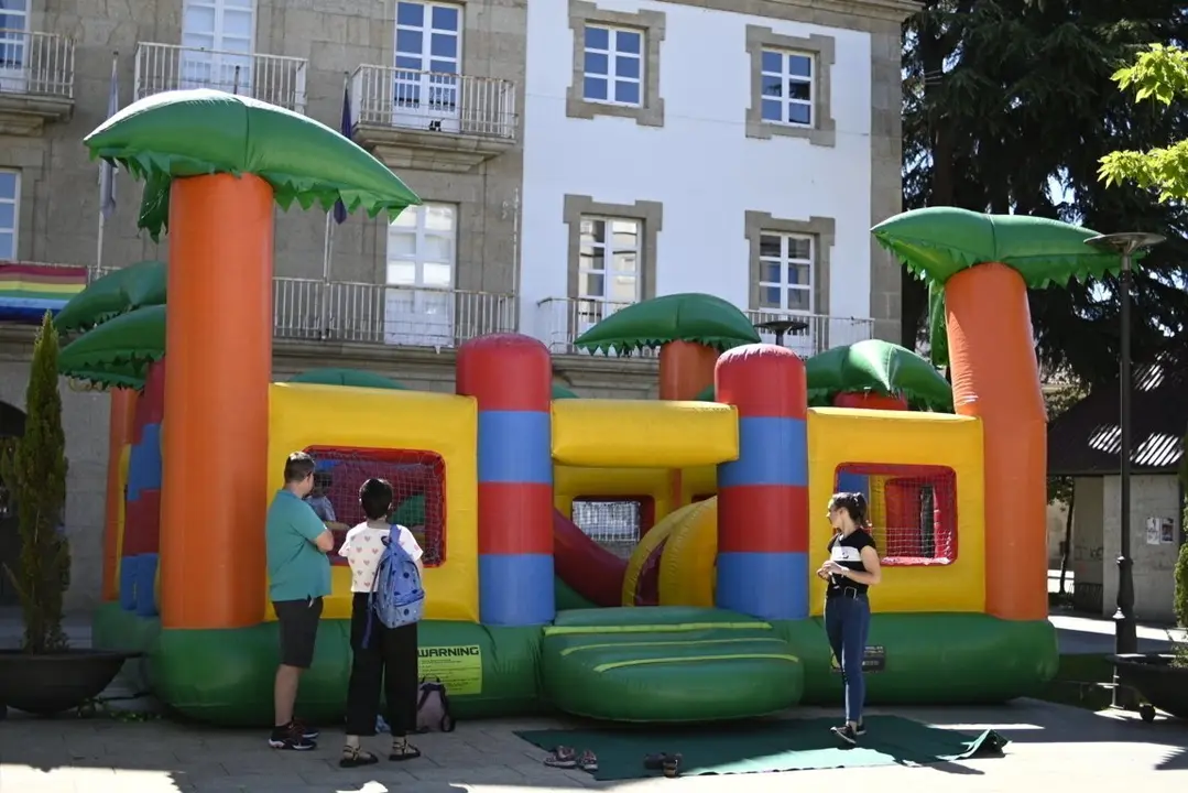 Uno de los castillos hinchables montado en la plaza del Concello. | FOTO: Noelia Caseiro.