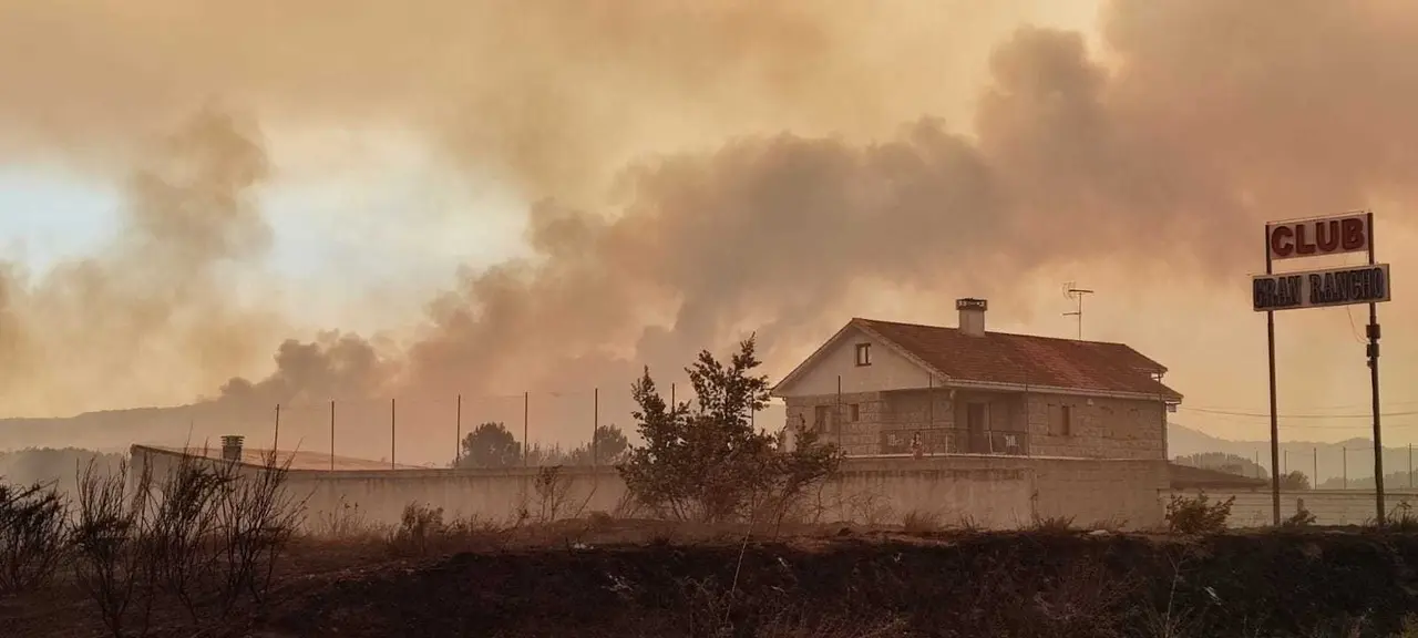 O incendio de Rabal, en O&iacute;mbra, tam&eacute;n afecta a Mand&iacute;n e Feces de Cima, xa en Ver&iacute;n. | FOTO: Xos&eacute; Lois Colmenero.