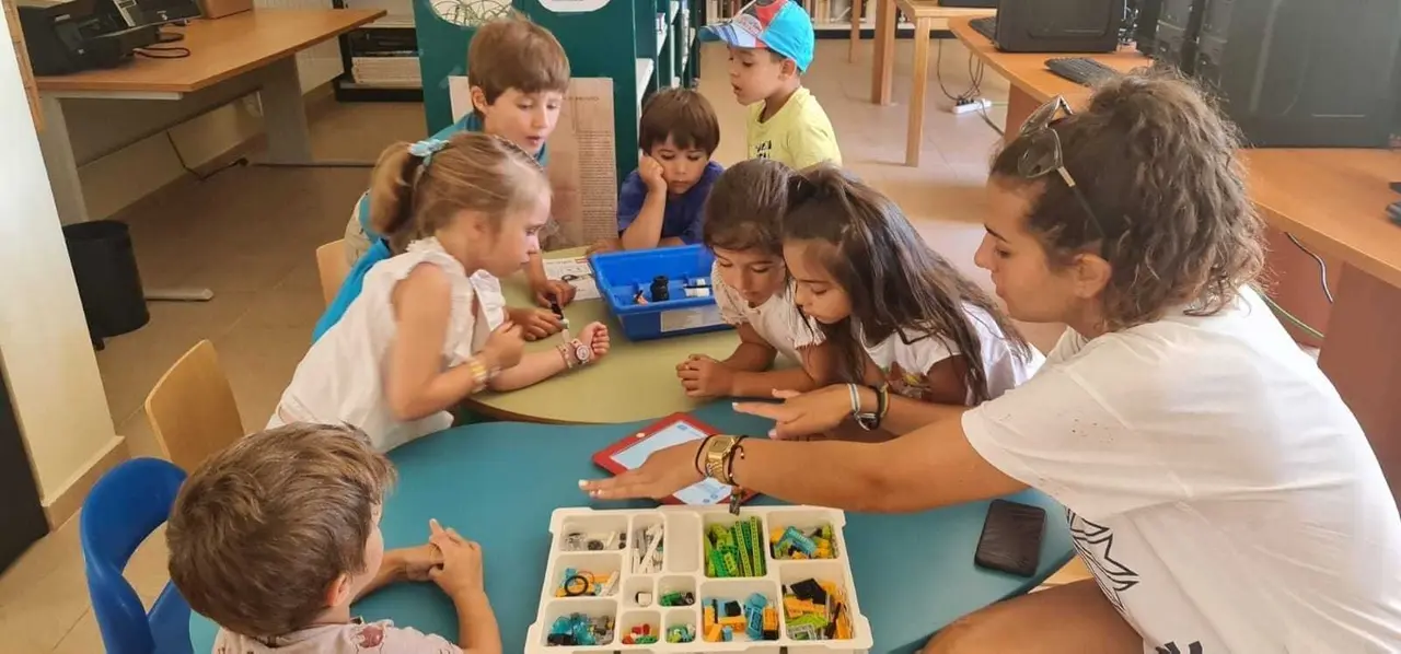 Nenos durante a clase de rob&oacute;tica educativa impartida en Ri&oacute;s.